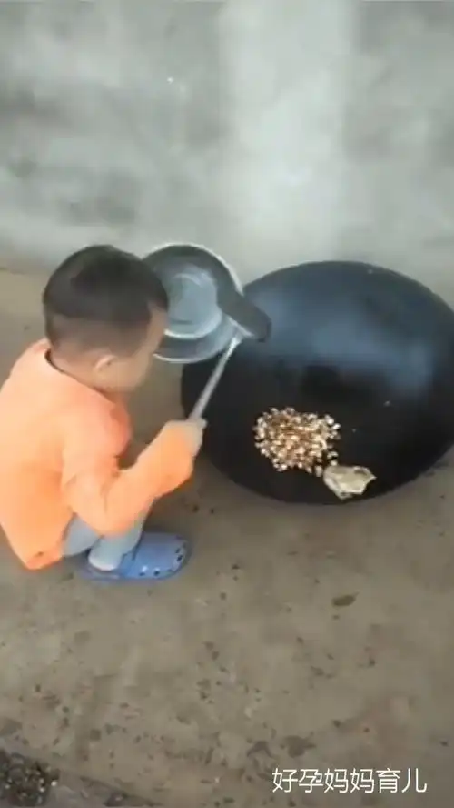 我说怎么没动静,原来是在炒菜,走近一看我差点没笑哭
