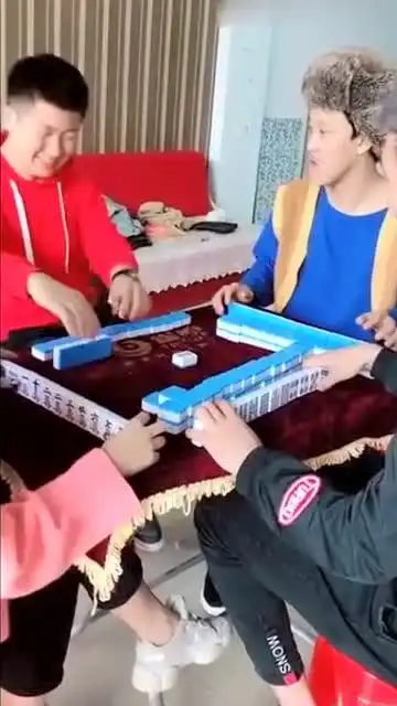 爆笑打麻将,小伙连续诈四个暗杠,竟没被看出来
