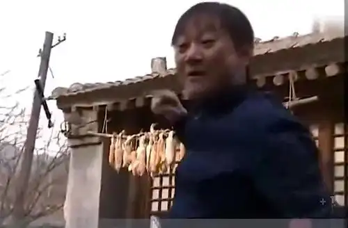 女婿当丈母娘面打妻子,哪料大舅子是个狠人,拿起板砖就砸下
