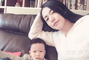 姚晨秀与儿子小土豆合照母子表情神同步7266549