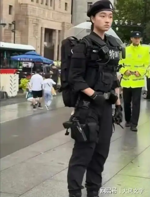 正义的的武警同志,为了保护上海外滩百姓,已经荷枪实弹了
