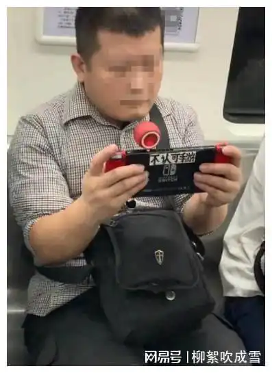 搞笑gif趣图53岁的老男人画个装,人生面貌年轻20岁
