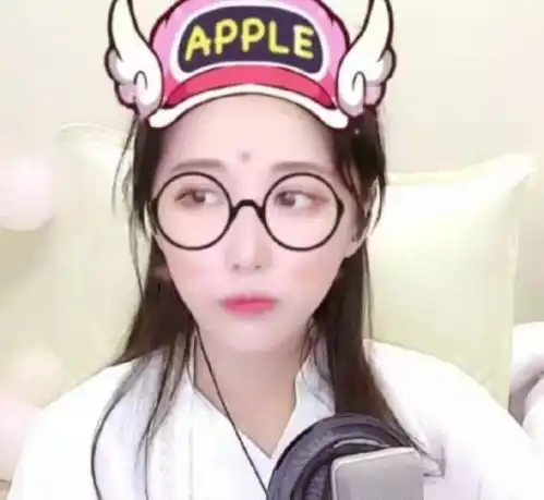 最厉害的模仿秀,丸子搞怪照片发出,你喜欢哪一个
