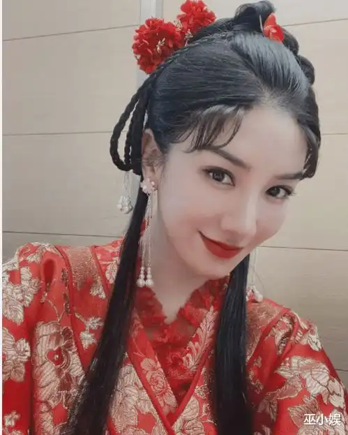 44岁黄奕机场扮嫩戴粉色口罩显逆龄,差点惨遭gay骗婚
