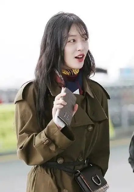 崔雪莉机场开心与人互动,走路带风心情大好,包上的刻字引人猜想
