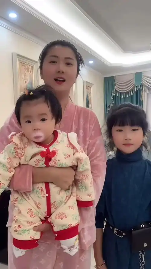 这个天有点冷,我的小棉袄漏风了娘仨的日常生活搞笑.
