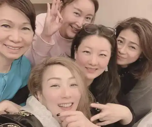 传45岁伏明霞婚变,净身出户离开香港,71岁梁锦松绯闻不断惹妻烦
