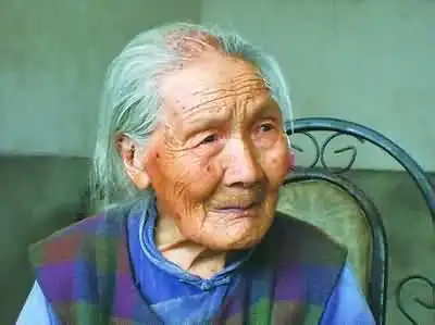 儿在外,哑婆婆想吃饭,媳妇送来一碗蚜虫,婆婆死后化成了一条鱼