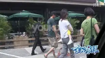 袁泉夏雨女儿夏哈哈首次曝光神情极似老爸
