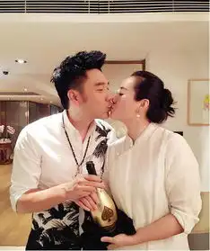 一首歌让他走红,离婚后娶美妻,前妻至今孑然一身