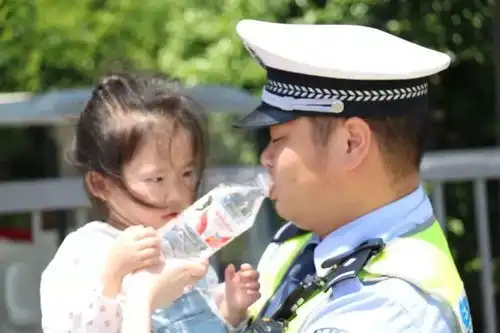 4岁女儿给交警爸爸开出罚单美好的长假,离不开他们的坚守
