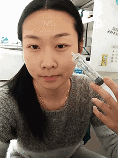 搞笑gif段子好可爱的妹子,居然给自己充气
