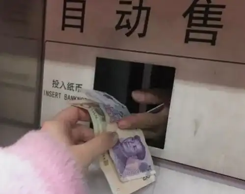 搞笑段子搞笑图片电影院看电影,感觉裤子动了一下,一摸钱包丢
