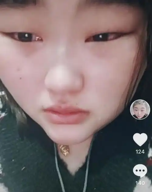 大衣哥女儿被拍丑照气不过,发自拍照力证清白,流泪的照片惹人疼

