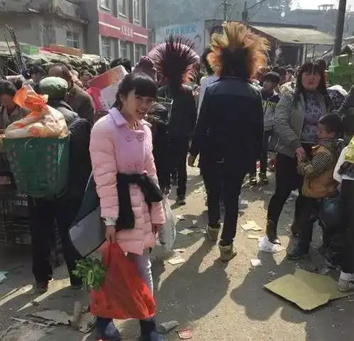 搞笑趣图妹子,公交车上没带镜子就画口红,搞成这样真是尴尬,也是没谁了
