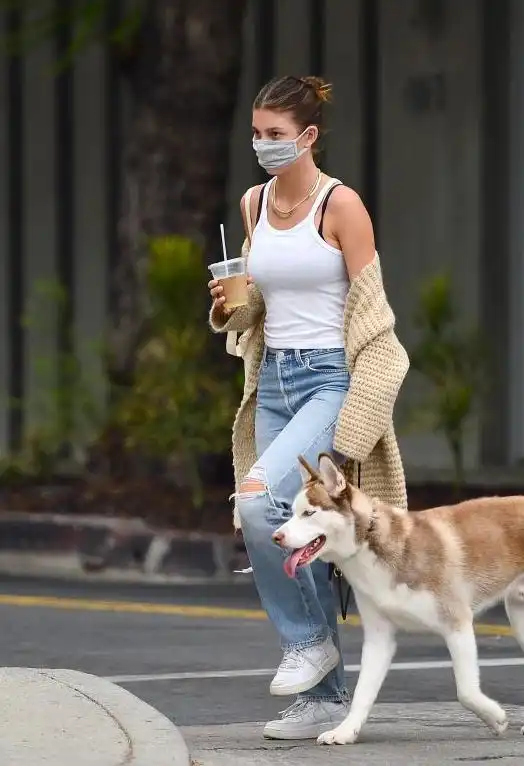 小李子现女友街头遛狗,外套半挂着玩混搭,不好好穿却显时髦
