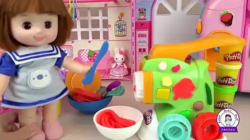 有趣的洋娃娃小宝贝肚子饿了,妈妈给他做了一碗美味的面条
