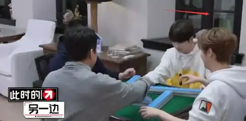 鹿晗打麻将被关晓彤当场抓住,一个眼神鹿晗认怂了,现场十分有趣
