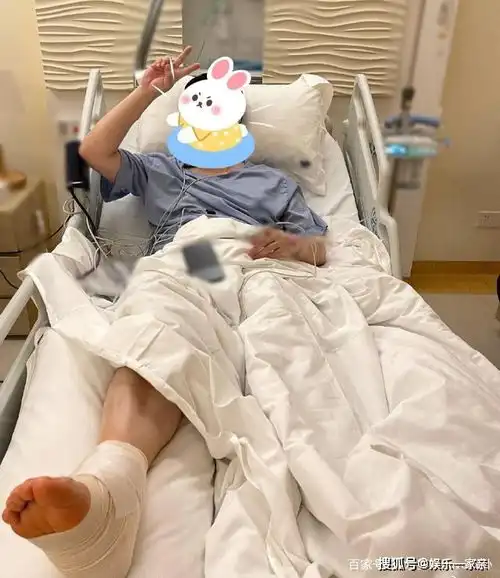 陈赫晒躺在病床上图片,并配文表示手术圆满成功

