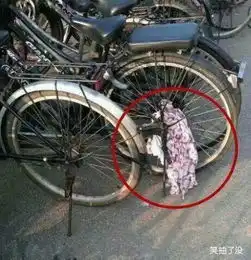 幽默大姐骑自行车就不要穿长裙了,这么尴尬不知道你刚才是怎么回家的
