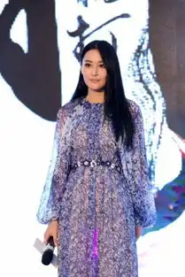 星光大道草帽姐走穴效仿张馨予穿花棉袄
