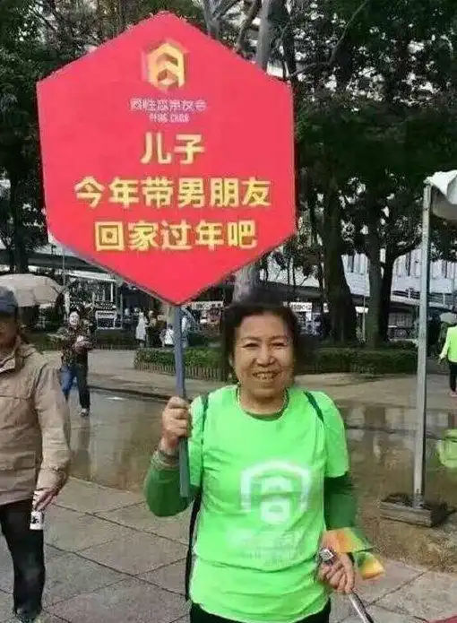 开心一笑一次晚上散步,刚好受台风影响,学校里狂风大作啊
