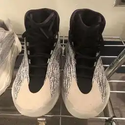 卡戴珊上脚yeezy篮球鞋,你会选择出街还是实战
