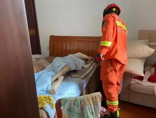 杭州老人独住100平米的房子,被困床上靠零食撑了2天
