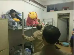 搞笑逗比宿舍滑稽脸搞笑图片班主任查寝战争一触即发
