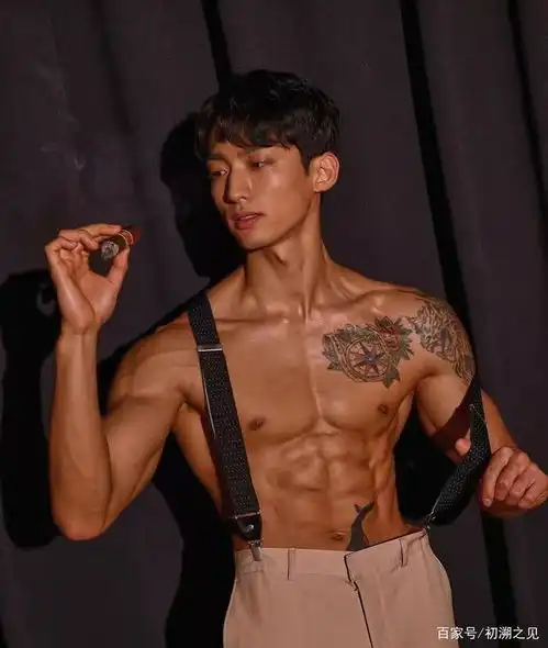 奶萌的小鲜肉,竟是肌肉达人,衣服下是质感的八块腹肌和人鱼线