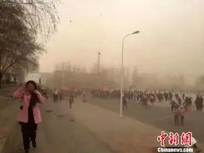 甘肃河西走廊遭大风沙尘袭击多地沙尘暴现巨型沙墙
