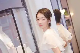 周冬雨裙装造型换不停俏皮演绎经典黑白配
