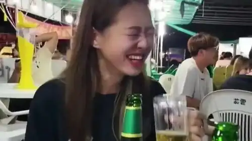 小姐姐喝酒撸串的搞笑操作,一看就是练过的
