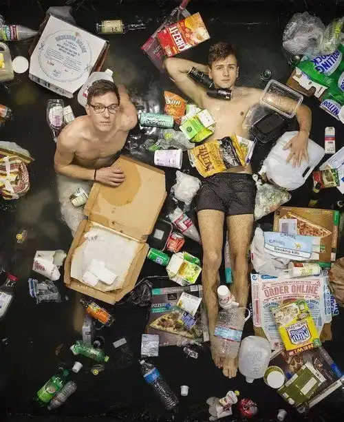 和自己一周所产生的垃圾合影
