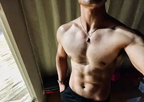 爱健身的金牛座大男孩,满身肌肉的舞蹈演员,八块腹肌如雕刻
