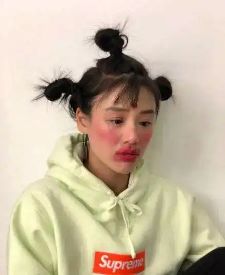 周冬雨cos马思纯新片造型表情十分鬼马果然是好姐妹
