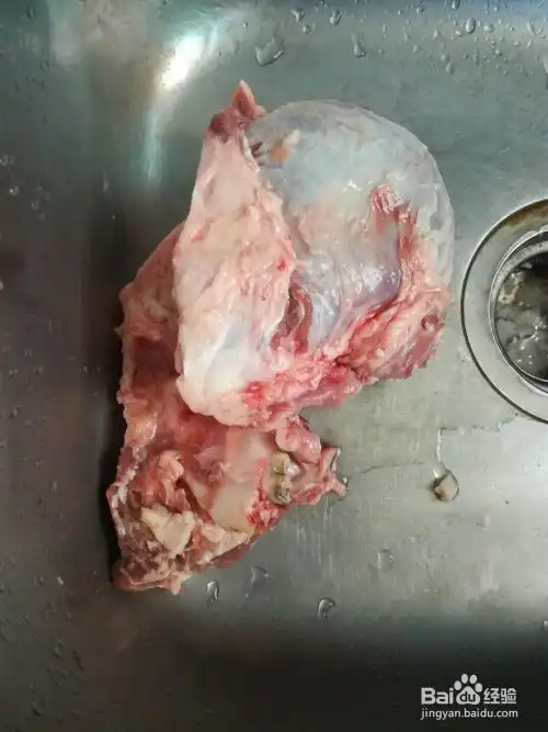 玉米炖猪头骨汤
