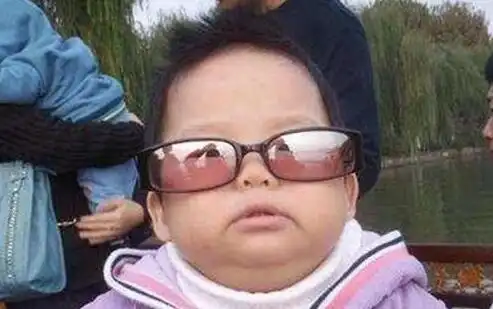 gif搞笑趣图妹子,就不能自己打个车么,这让路人看到多尴尬
