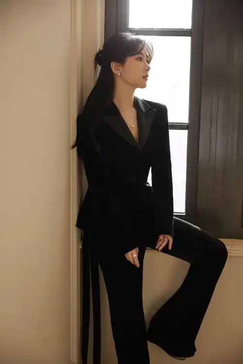 组图美女霸总既视感杨紫穿黑丝绒露背西装优雅不失性感
