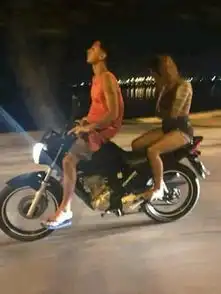 趣味搞笑图片吵了架,但还是要一起回家刚刚就是你欺负我儿子
