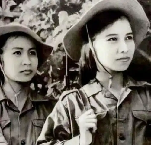 在被押送的过程中,越南女兵突然脱去了衣服,坐在了地上不走了士兵美军越军美国大兵步兵战术网易订阅
