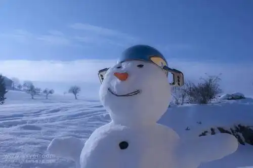冬天第一场雪发的朋友圈小众惊艳文案适合冬天天气冷的朋友圈素材
