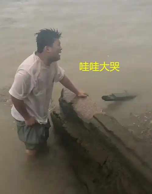 浙江一男子想不开跳桥,漂了10公里被钓鱼佬救起,当场哇哇大哭
