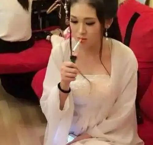 搞笑妈呀,这么大的鱼第一次见,吓死我啦
