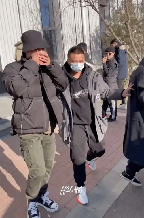组图很严格地在防疫了黄景瑜出门忘戴口罩用手捂嘴巴
