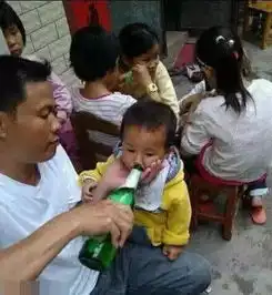 搞笑图片图中有一个是男扮女,你们能看出来是谁吗
