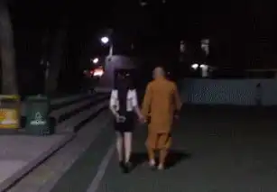 很明显小伙的忍耐,马上都要到极限了啊
