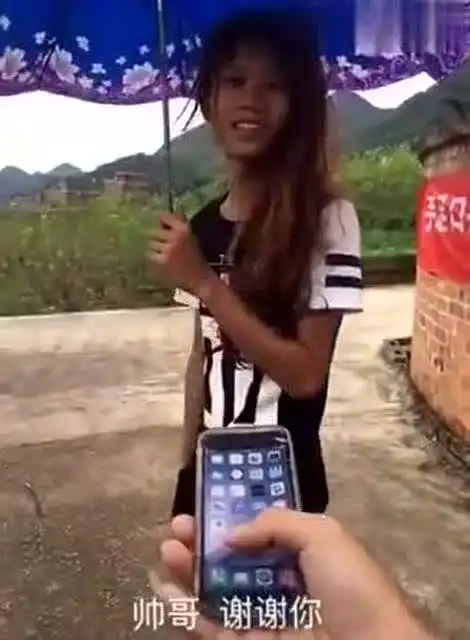 搞笑段子,原本小哥想告诉美女手机掉了,结果我笑了,哈哈
