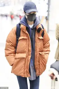 组图李宇春裹橙色棉服卫衣保暖抗冻搭破洞裤显美腿行色匆匆
