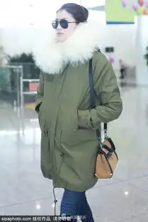 组图超模何穗现身首都机场身着超厚棉衣难掩高挑身材
